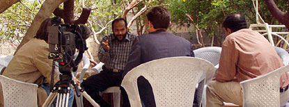Lebhafte Diskussion der Filmcrew mit Nasser al Bahri