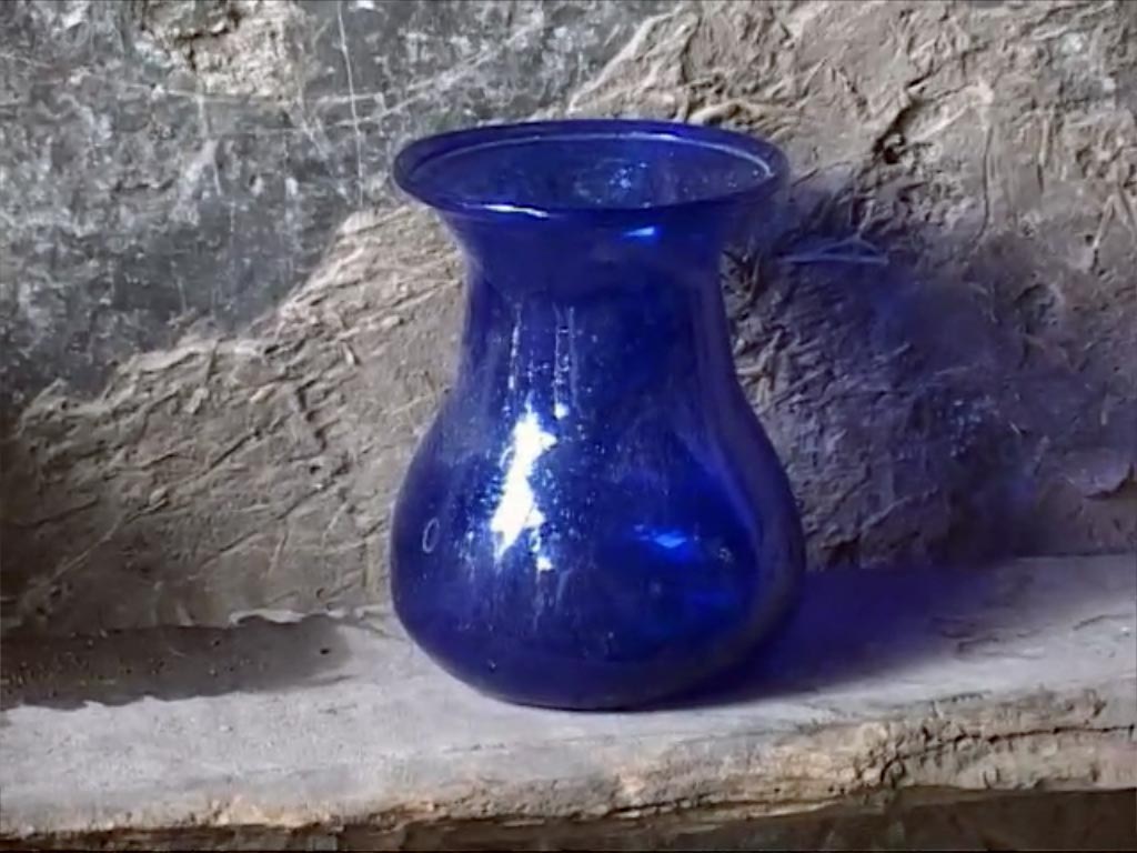 Blaue Glasvase - hergestelt in alter, 2000-jähriger Tradition in Herat, Afghanistan